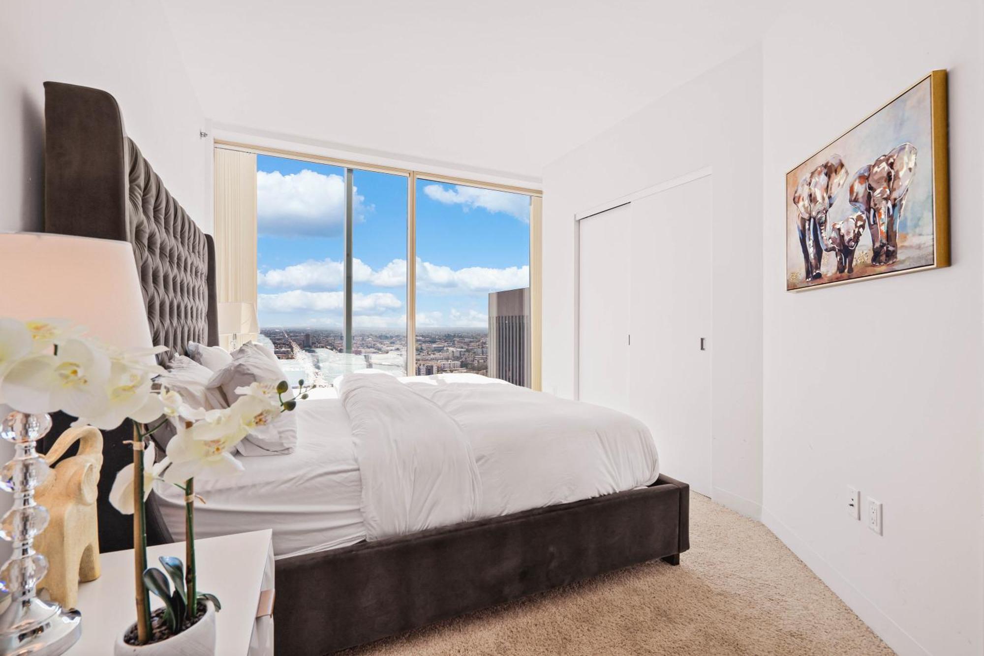 Beautiful 2 Bedroom Sky View *