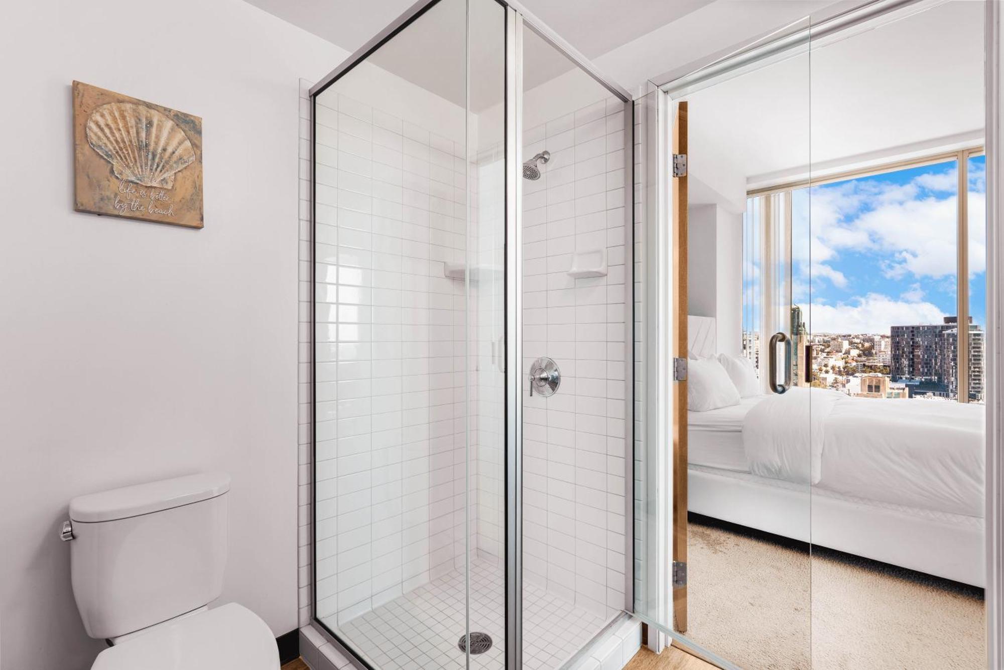 Beautiful 2 Bedroom Sky View Los Angeles