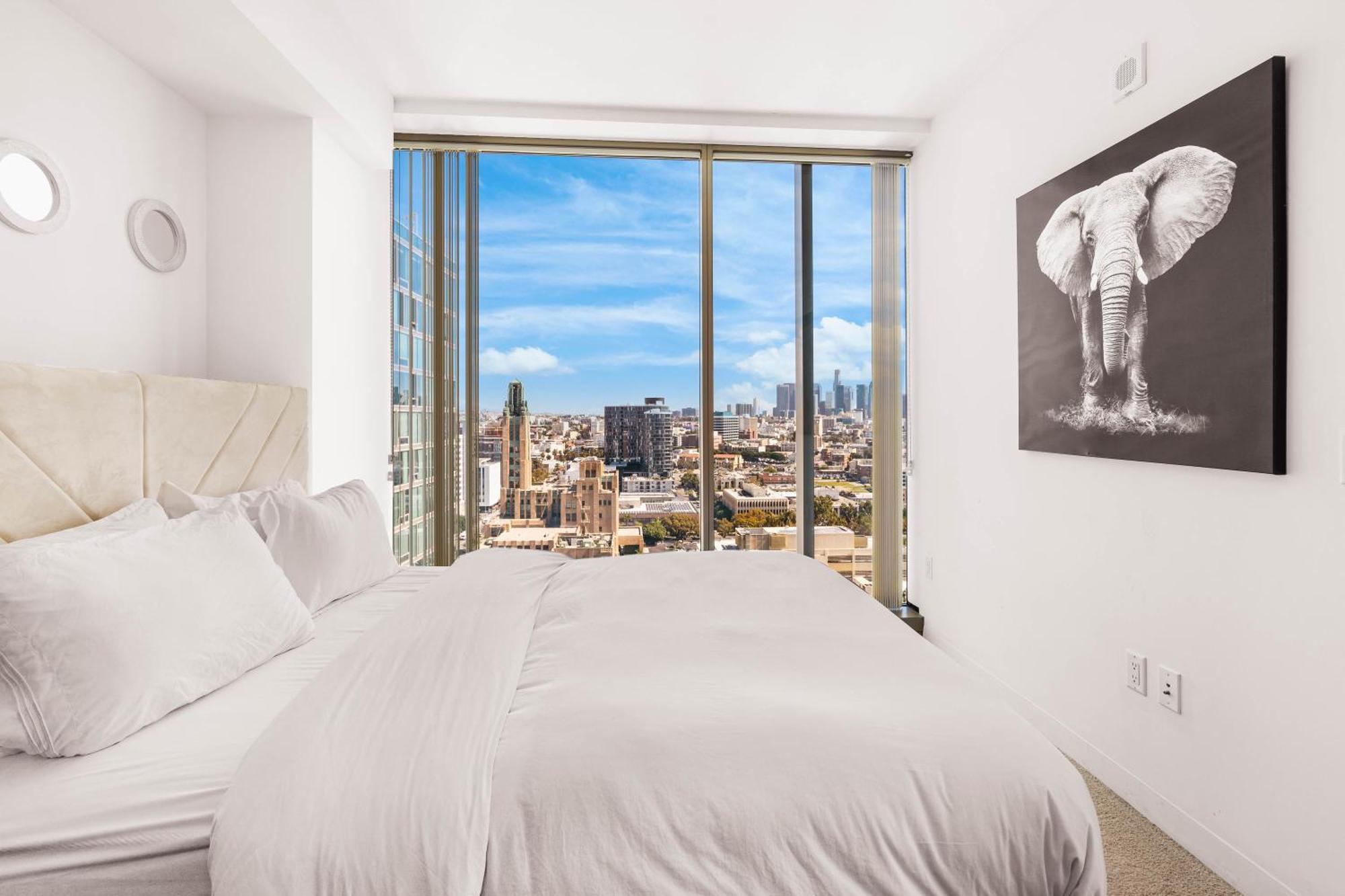 Beautiful 2 Bedroom Sky View Los Angeles