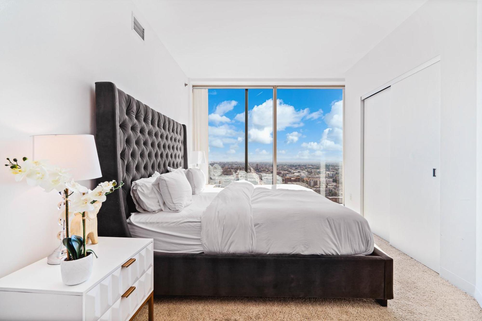Beautiful 2 Bedroom Sky View *