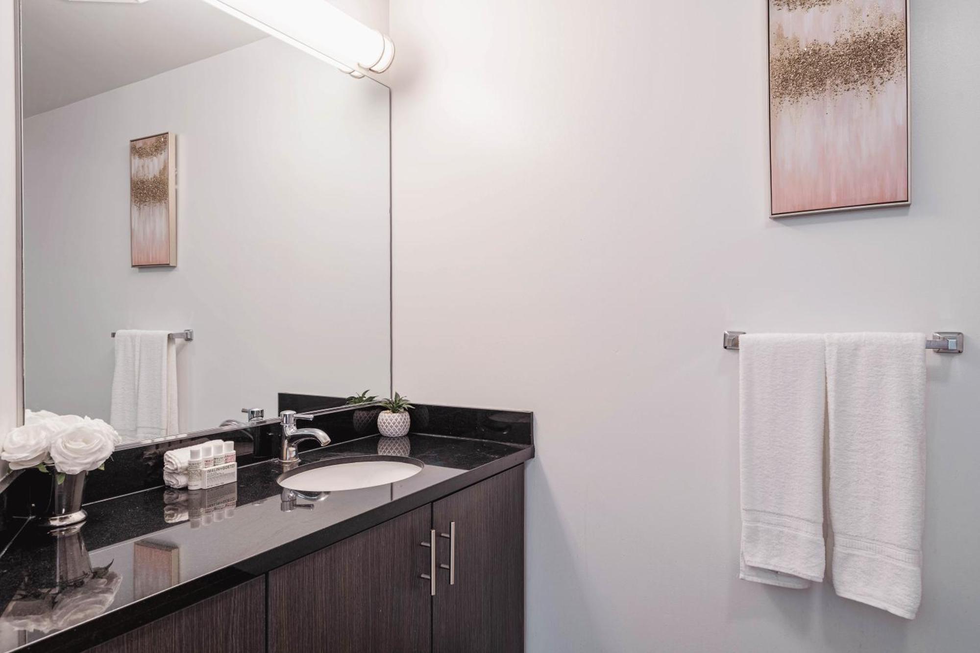 Beautiful 2 Bedroom Sky View Los Angeles