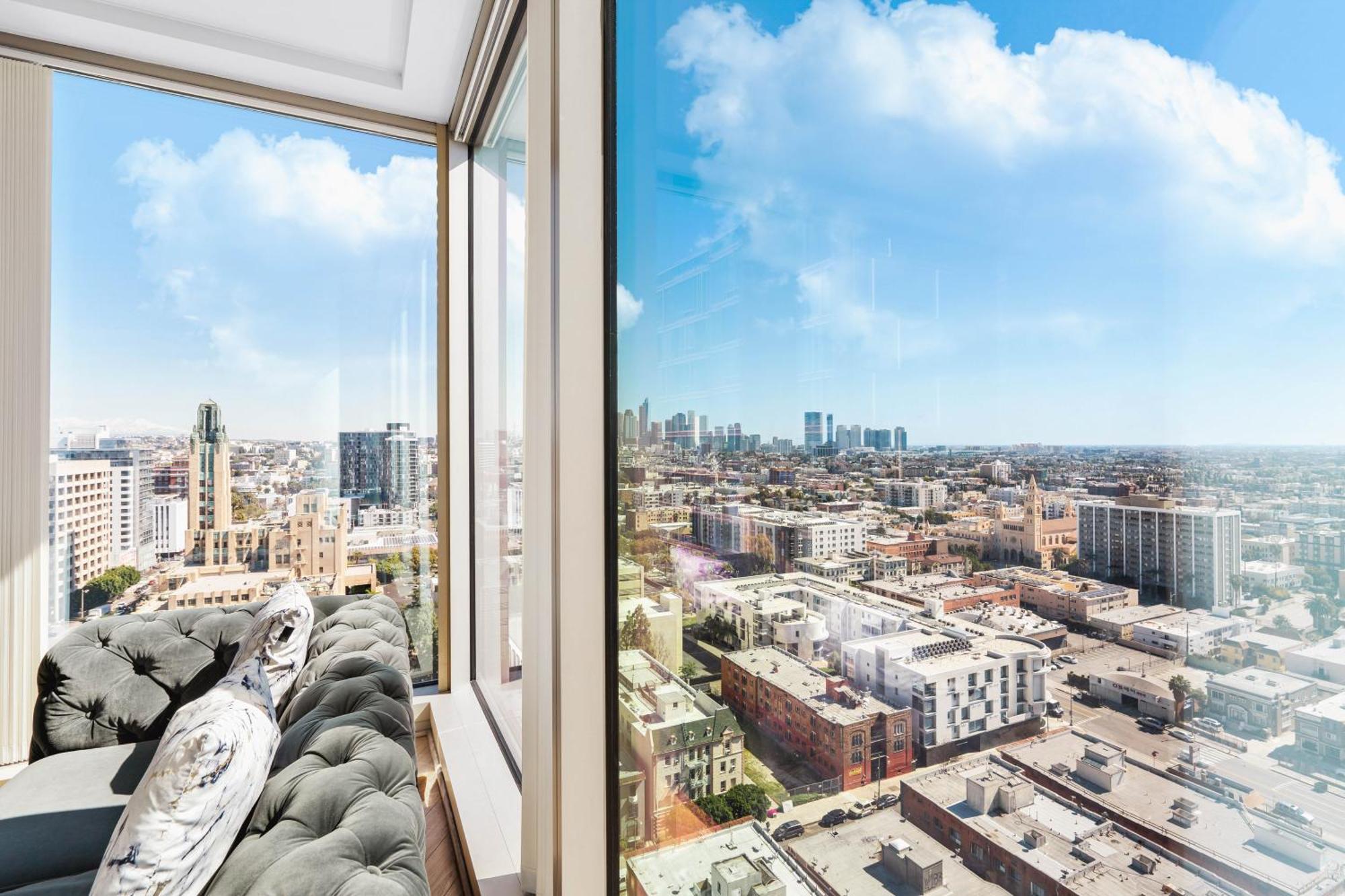 Beautiful 2 Bedroom Sky View