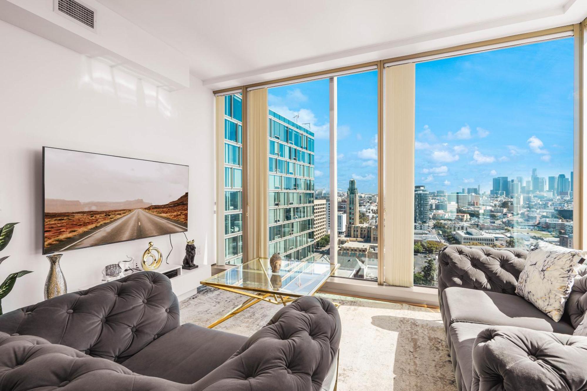 Beautiful 2 Bedroom Sky View Los Angeles