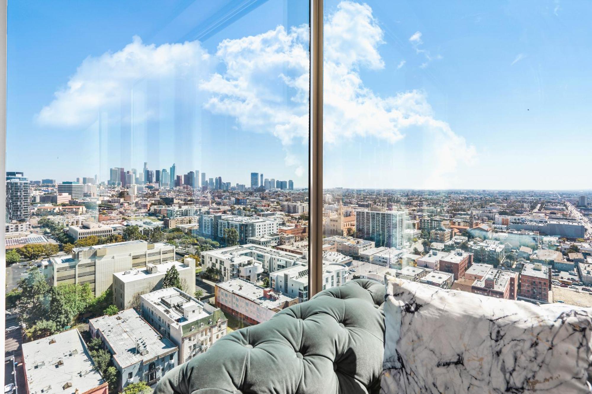 Beautiful 2 Bedroom Sky View Apartamento